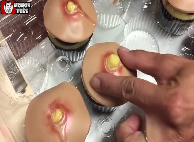 Video :Cupcakes that look horrible but are delicious!